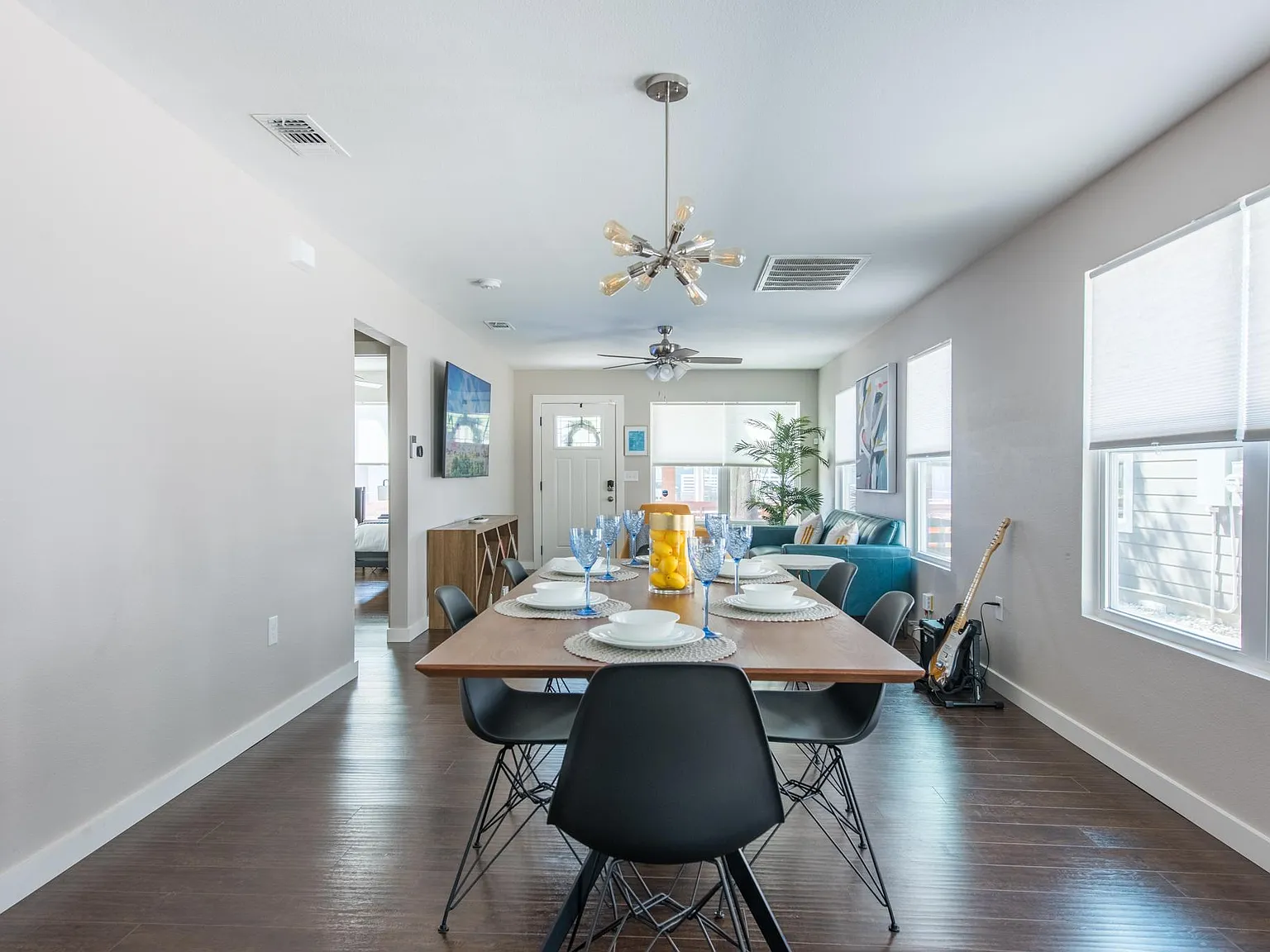 708 S Olive St — Photo 3