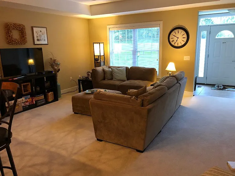 688 Oakwood Ave — Photo 4
