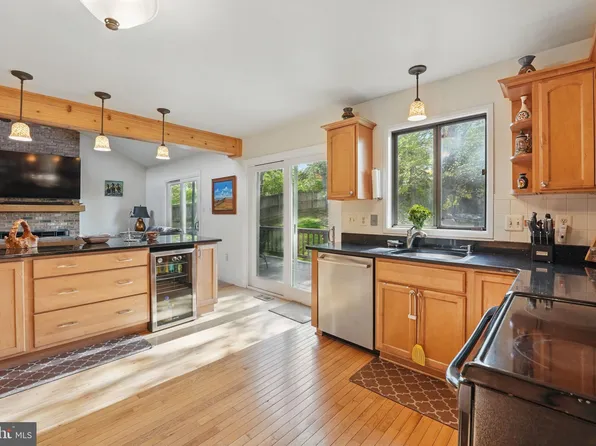 9601 Tinsmith Ln, Burke, VA 22015