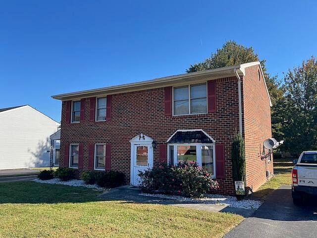 1st image of 20 Parkdale Dr #&-24