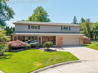 753 Perrien Pl, Grosse Pointe Woods, MI 48236