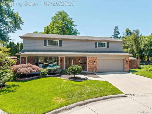 753 Perrien Pl, Grosse Pointe Woods, MI 48236