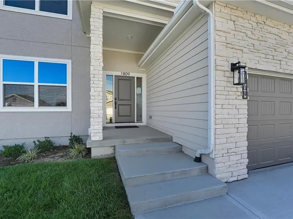 1809 SW Hightown Dr, Lees Summit, MO 64082