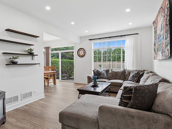 3rd image of 414 Coventry Cir #414