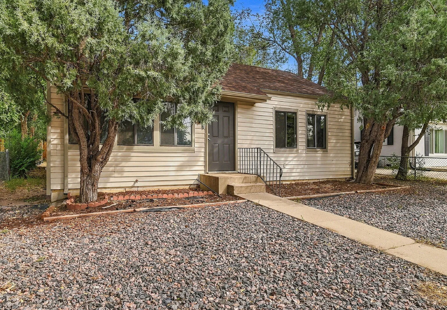 3 bed, 1.0 bath, 956 sqft, $1,855 — Photo 3