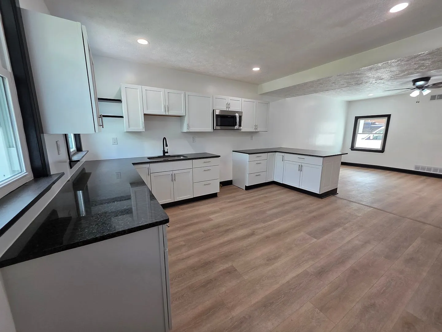 Fully Remodeled 3 bedroom 1 bathroom House for Rent in the South Side ! — Photo 2