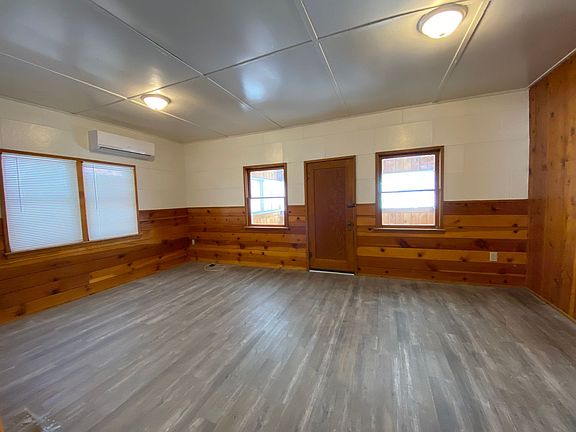 3rd image of 5898 Pine Ave