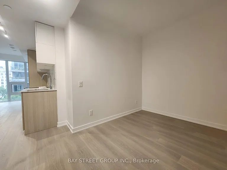 100 Queen St E #605 — Photo 8