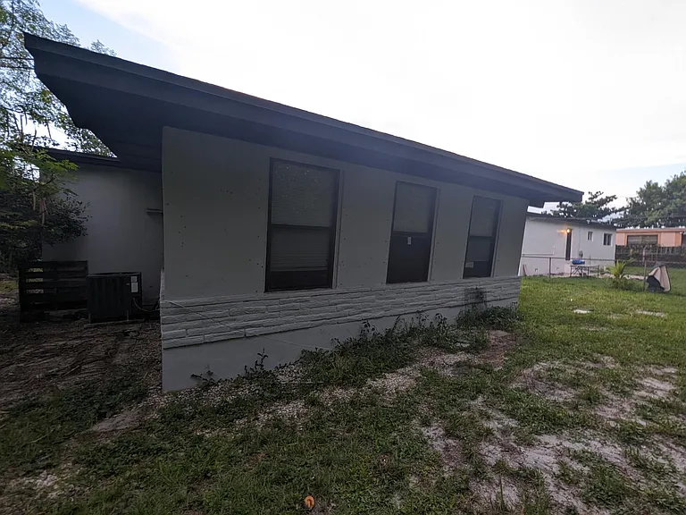 15780 NE 15th Ave — Photo 17