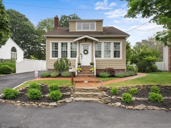 728 Hyman Avenue, West Islip, NY 11795