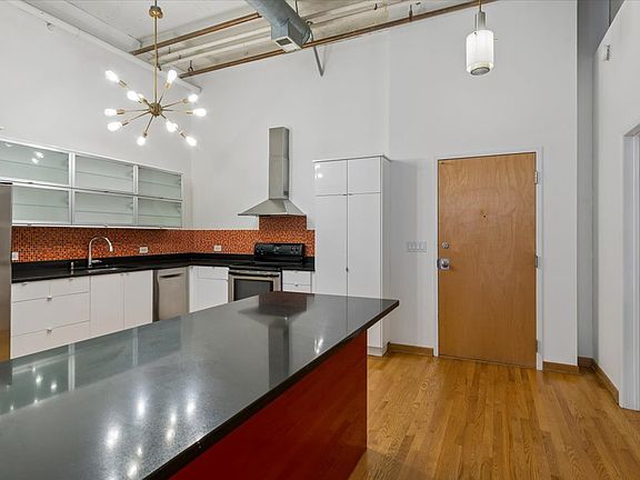 4th image of 1800 W Roscoe St APT 521