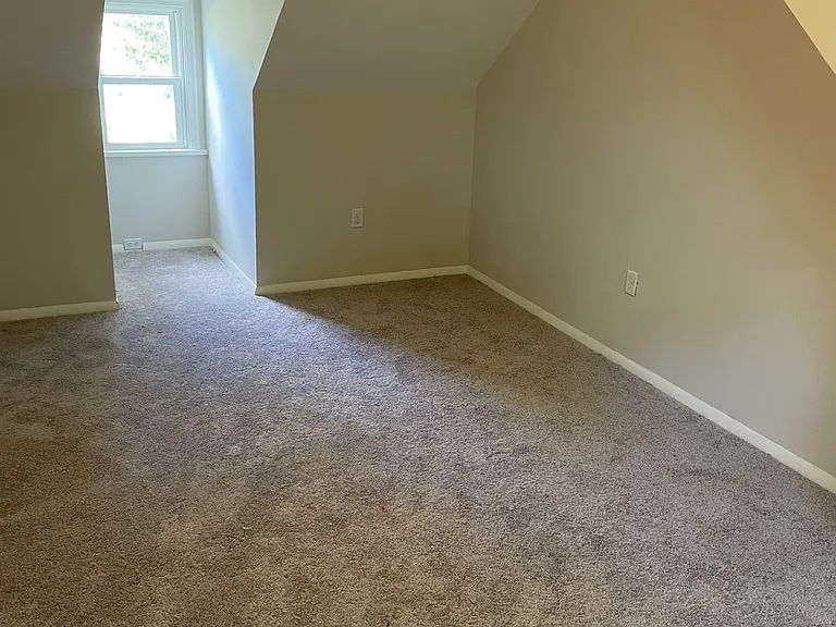 103 N Chatham Dr — Photo 2