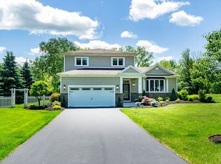 15 Scattertree Ln, Orchard Park, NY 14127