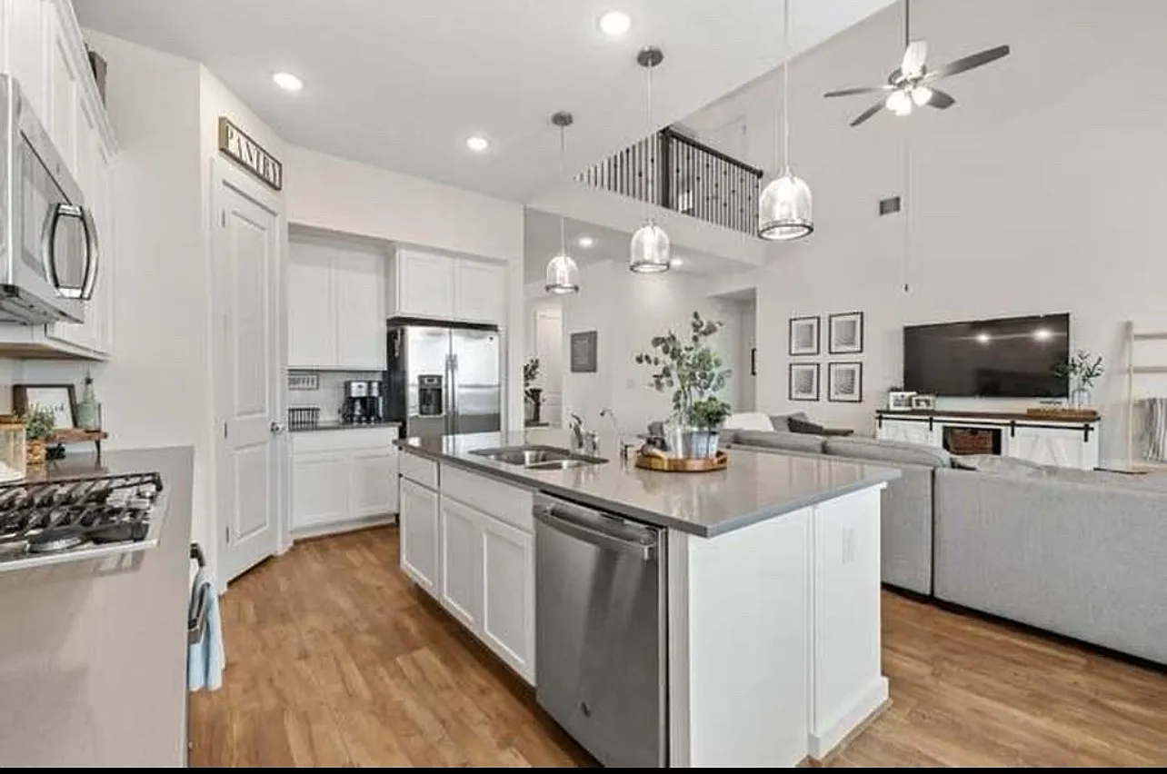 4 bed, 2721 sqft, $2,800 — Photo 4