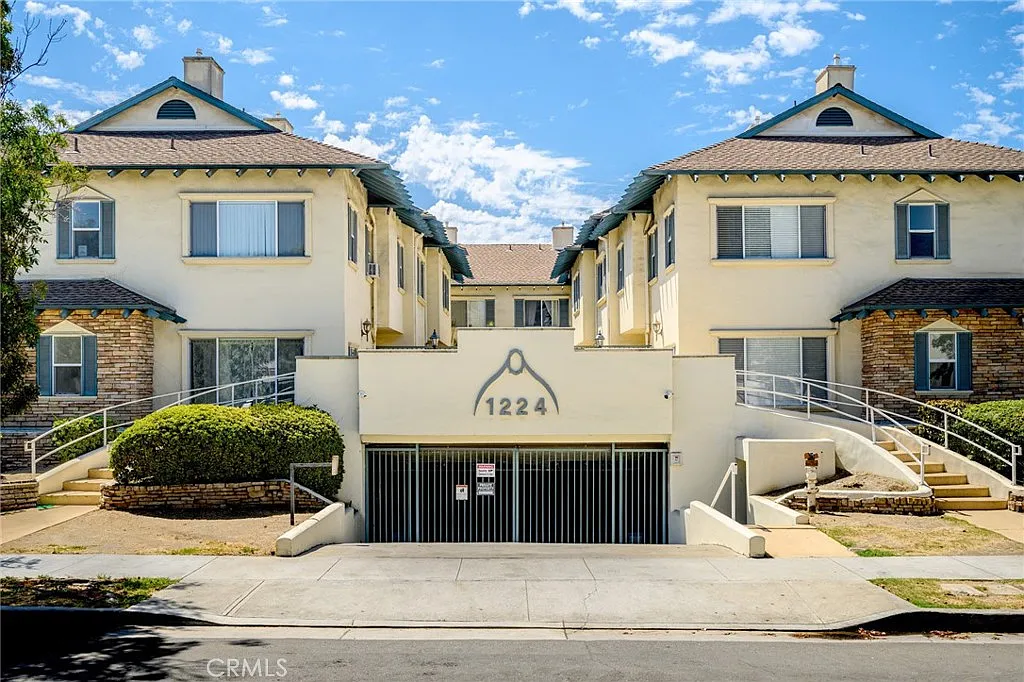 2 bed, 756 sqft, $3,300 — Photo 1