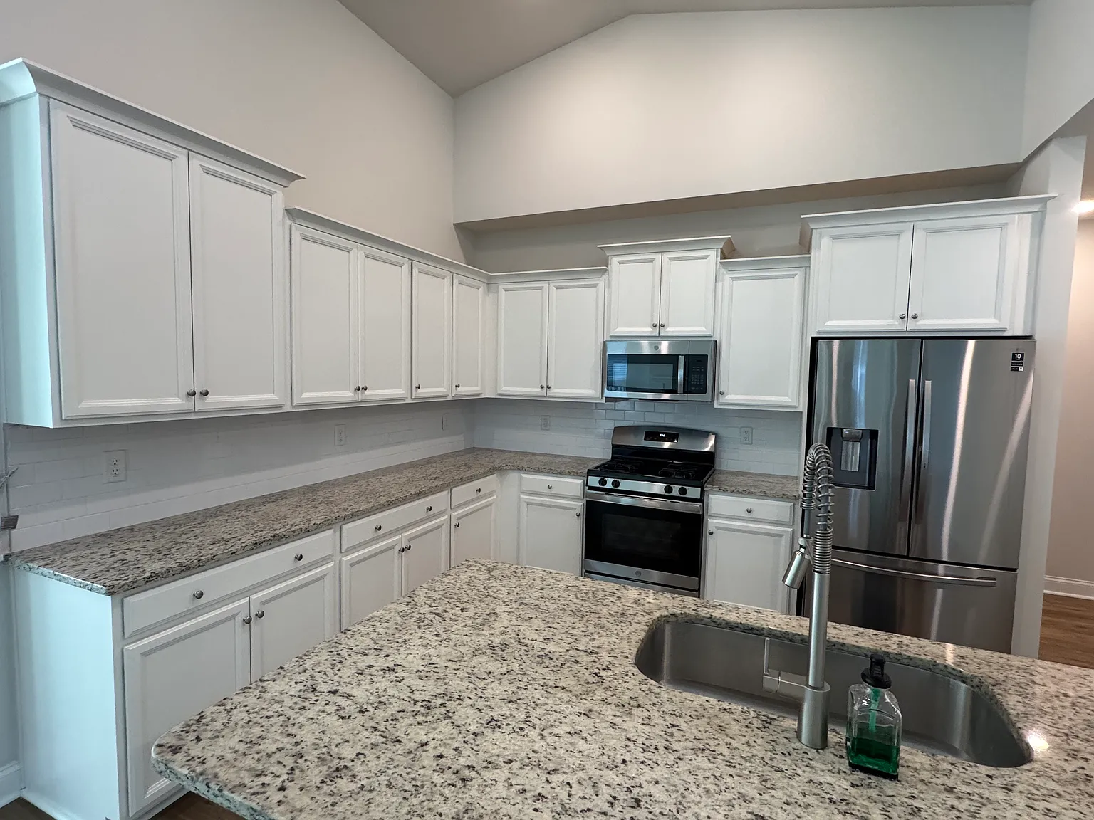 3 bed, 2028 sqft, $2,800 — Photo 3