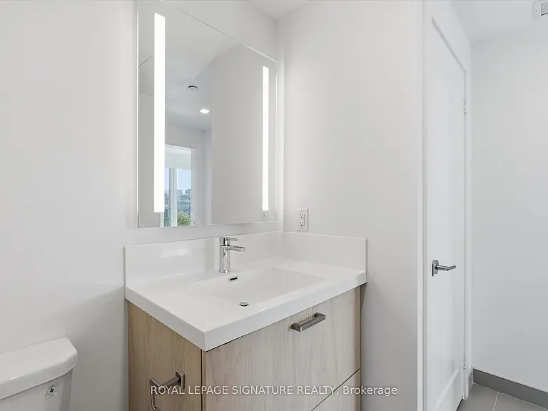 50 McCaul St #917 — Photo 18