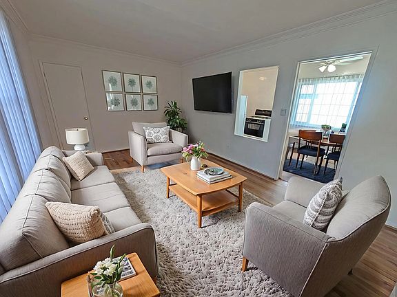 4th image of 12024 Moorpark St #11