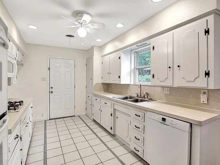 1007 Newberry Dr — Photo 3