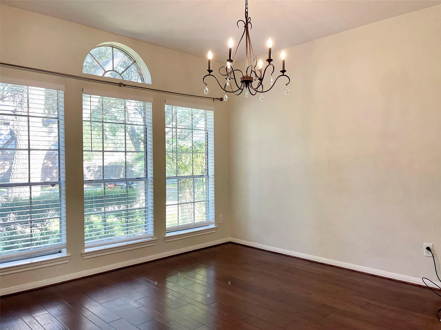 3 bed, 2.0 bath, 1638 sqft, $2,200 — Photo 2