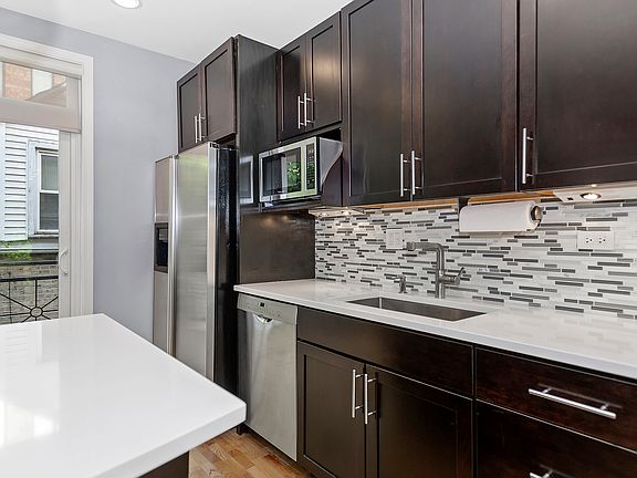 4th image of 1105 N Wolcott Ave