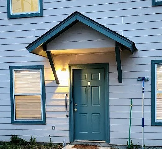 3 bed, 3.0 bath, 3688 sqft, $2,000 — Photo 2