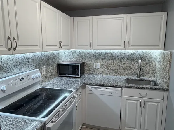 57 Burgundy Hill Ln #57, Middletown, CT 06457