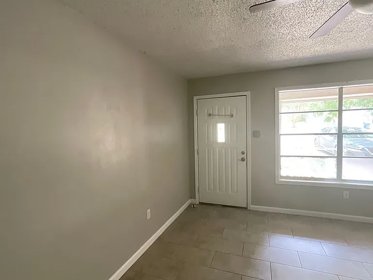 114 Powell Dr — Photo 3
