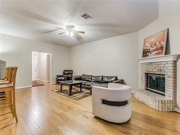 2nd image of 2712 White Oak Dr