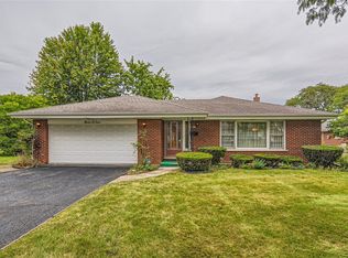 902 E Golfview Dr, Mount Prospect, IL 60056