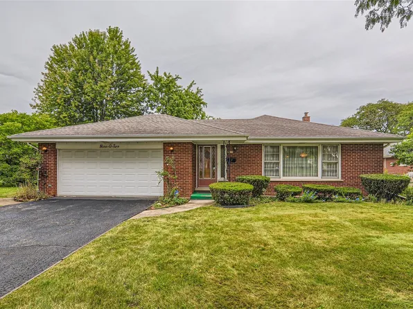 902 E Golfview Dr, Mount Prospect, IL 60056