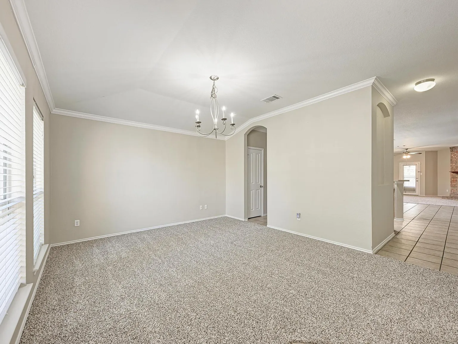 4 bed, 2.0 bath, 2073 sqft, $2,300 — Photo 4
