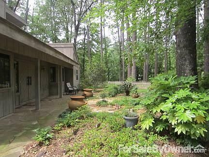 Front yard
						:
						Lush landscaping