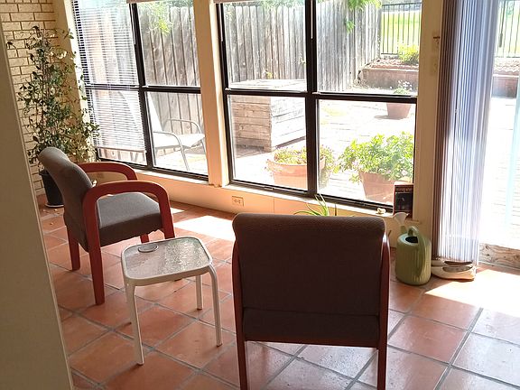 5th image of 410 Summit Cir