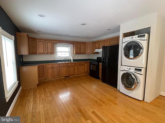 4th image of 33 Crookhorn Rd