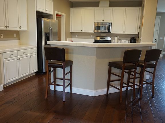 3rd image of 204 Dalton Ct