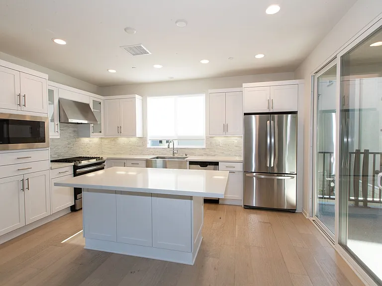 1625 Hampton Dr — Photo 9