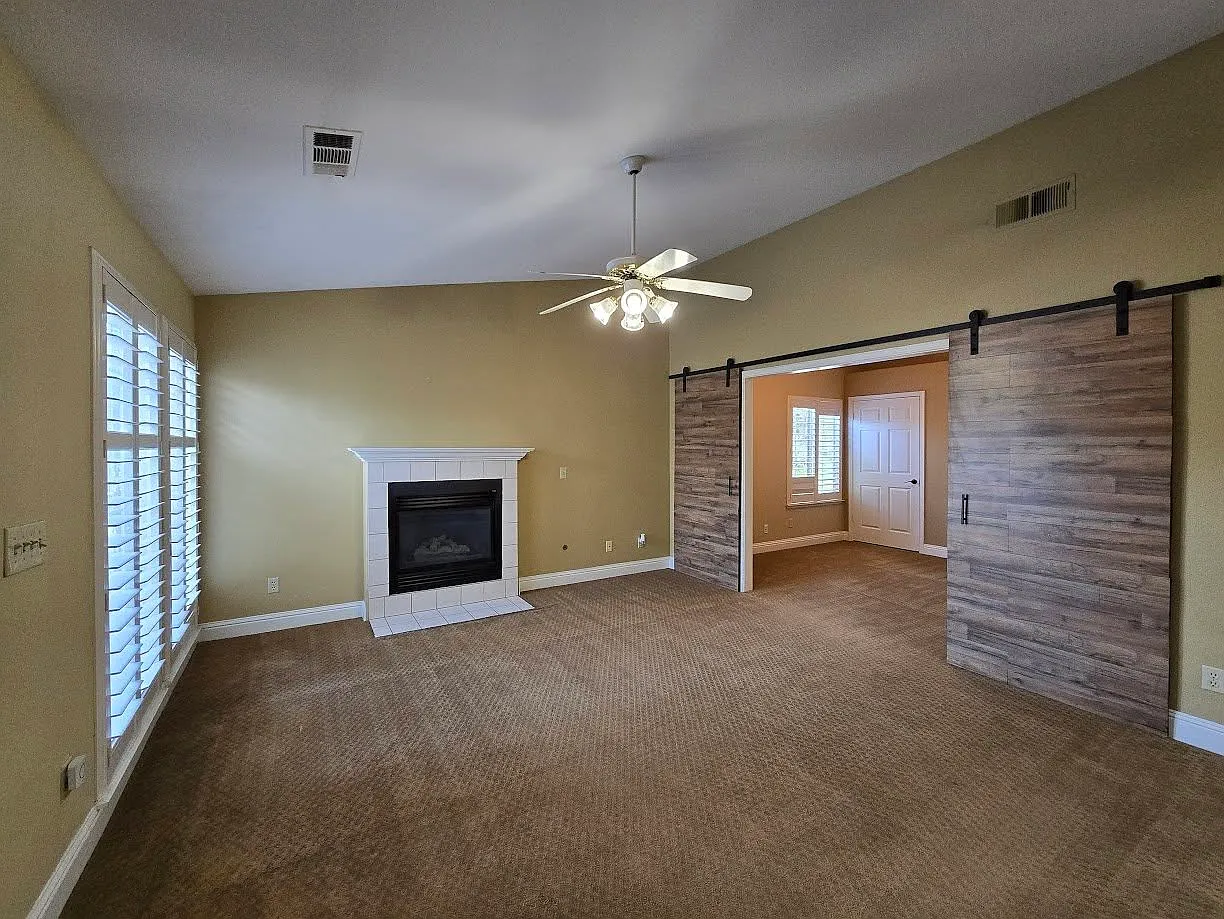3 bed, 1275 sqft, $2,300 — Photo 2