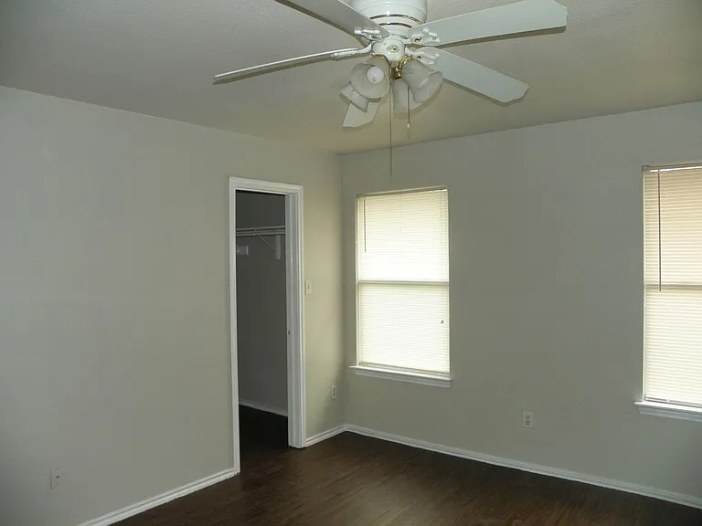 2221 Creekside Ln — Photo 15