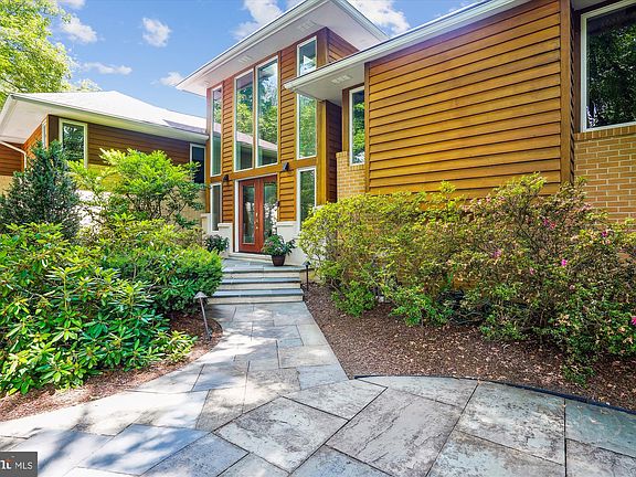 3rd image of 6321 Crosswoods Cir