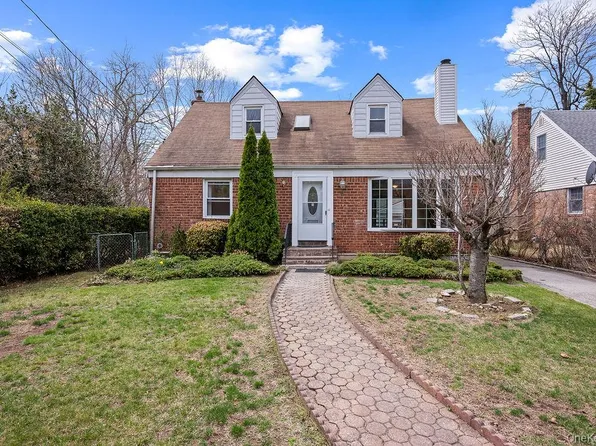 8 Grady Court, Great Neck, NY 11023