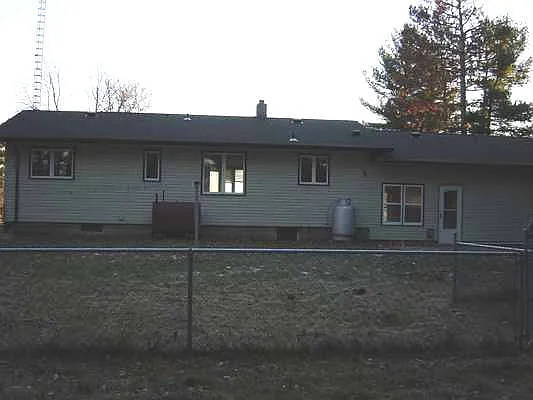 Large 2+ Bedroom home with a country setting — Photo 2