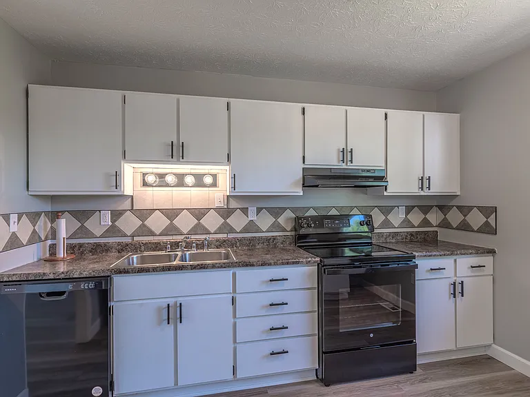 1047 Alpine Ct — Photo 5