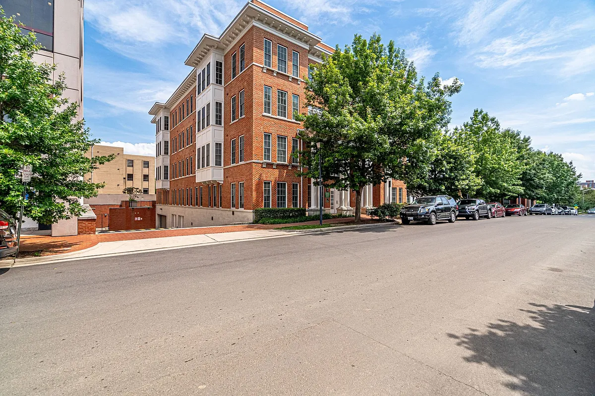 Building Photo - 1023 N Royal St #312