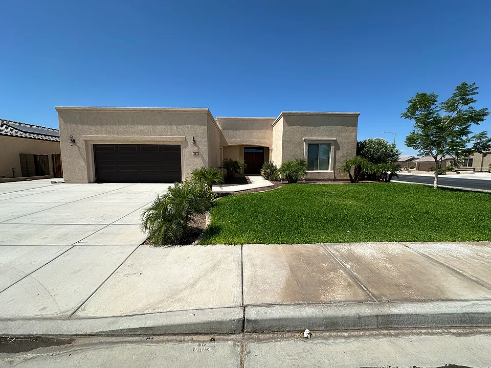 5688 E 39th Pl