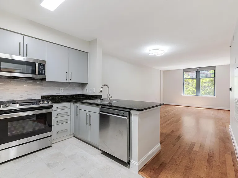 1021 N Garfield St — Photo 2