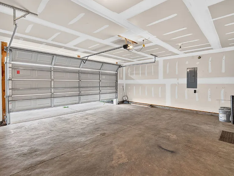 2472 Melfield Dr — Photo 38