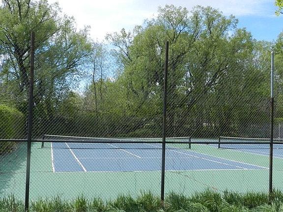 Tennis court, community center, BBQ, gym, volleyball