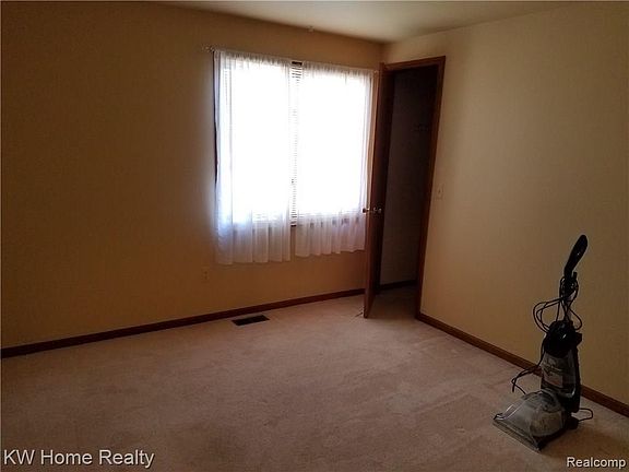 4th image of 34545 Bunker Hill Dr