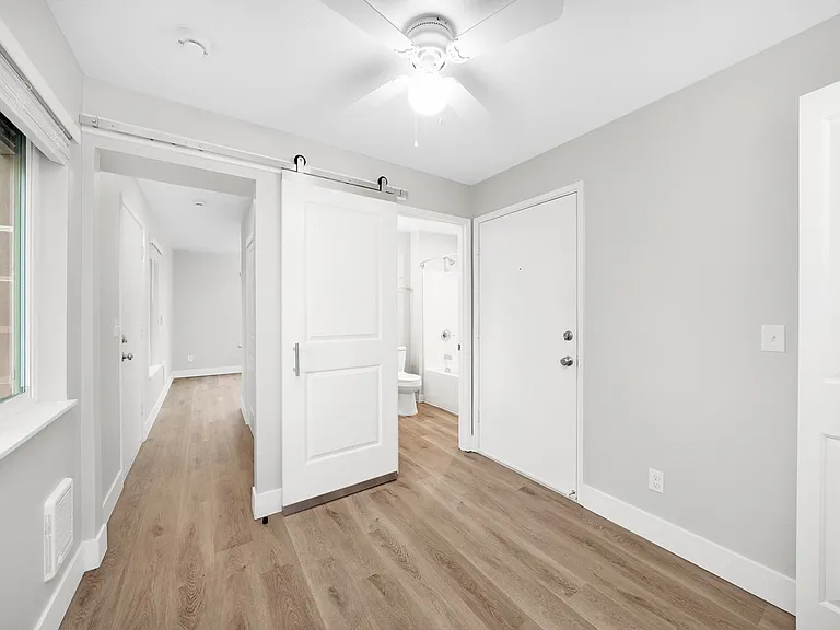 The Alexander Apartments — Photo 20